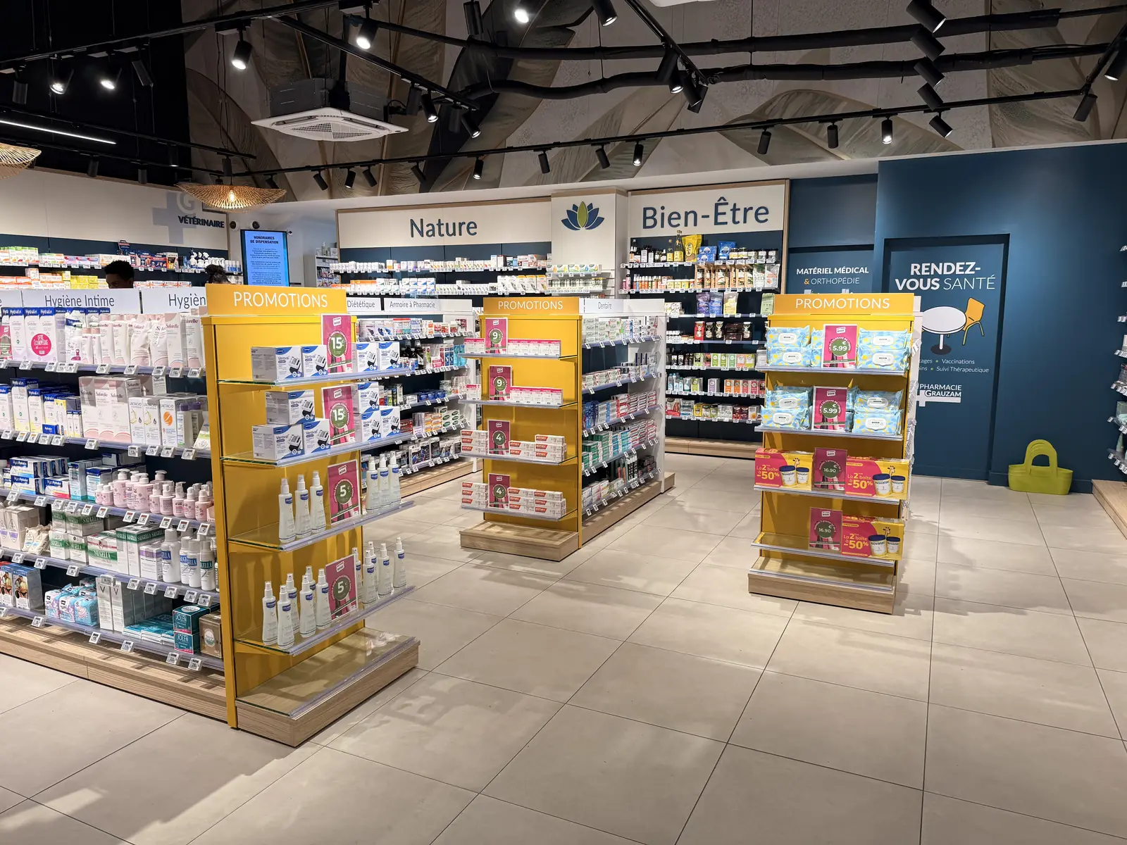 Wide, wheelchair-accessible aisles – Pharmacie Grauzam, Grand Camp, Les Abymes