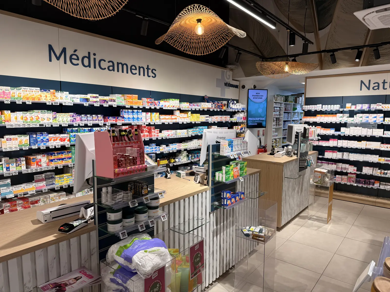 The counter, where we serve and advise you – Pharmacie Grauzam, Grand Camp, Les Abymes