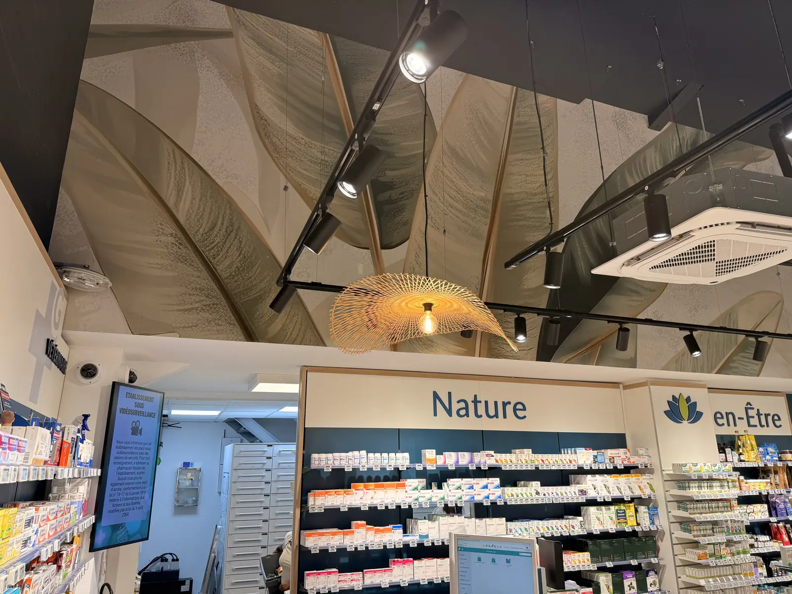 A bright and welcoming setting – Pharmacie Grauzam, Grand Camp, Les Abymes